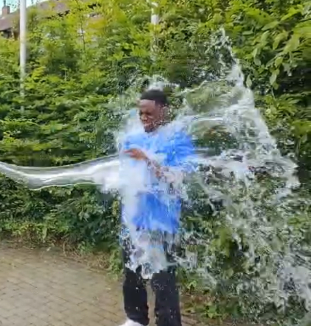 Spontane Abkühlung mit dem Wasserschlauch