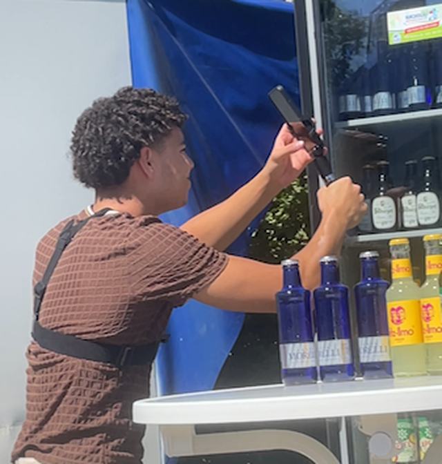 Draußen am Drehen mit professioneller Kamera